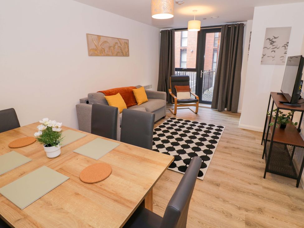 A living room with a sofa and dining table at Park-View Nook in Birmingham