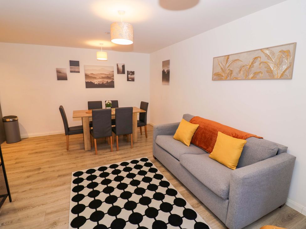 A living room with a sofa and dining area at Park-View Nook in Birmingham
