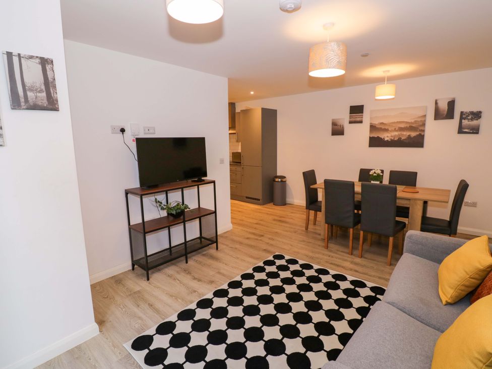 A living room with a tv and dining area at Park-View Nook in Birmingham