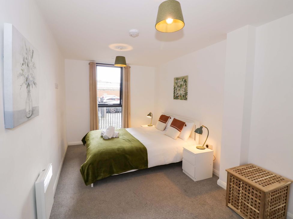 A bedroom with a bed and bedside tables at Park-View Nook in Birmingham