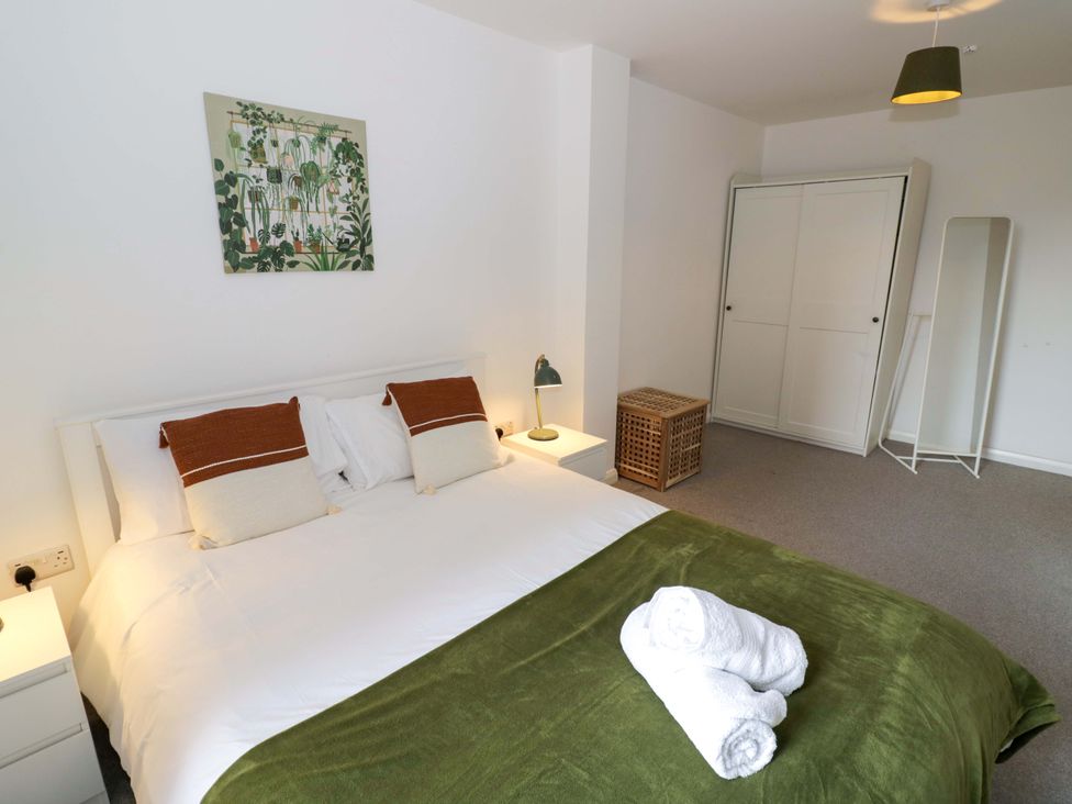 A bedroom with a bed and wardrobe at Park-View Nook in Birmingham