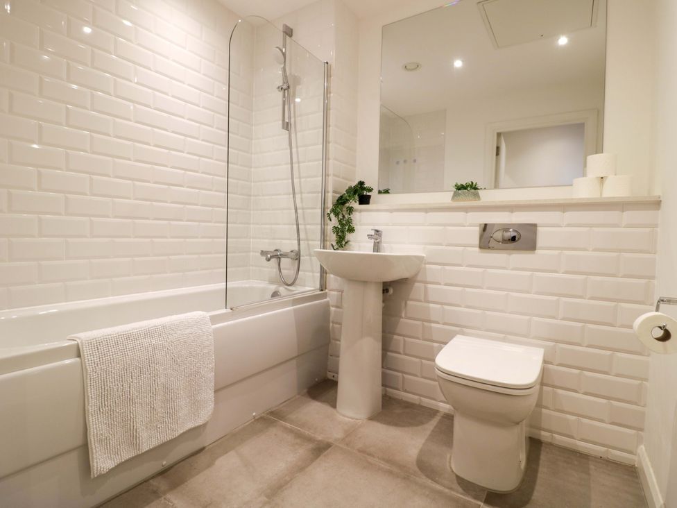 A bathroom with a bathtub, sink, and toilet at Park-View Nook in Birmingham