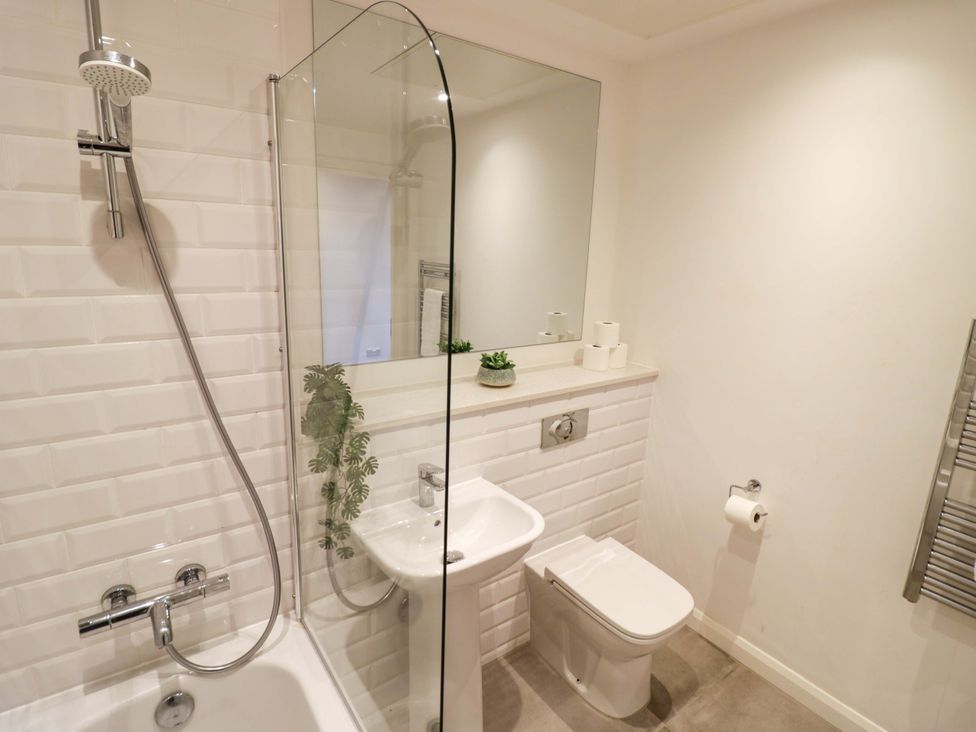 A bathroom with a shower and toilet at Park-View Nook in Birmingham