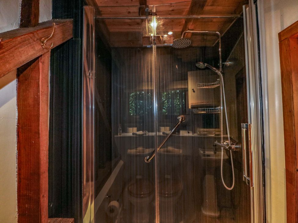 A bathroom with a shower, sink, and toilet at Petworth Barn in Petworth