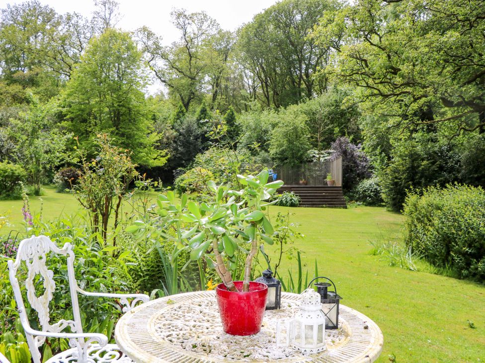 A garden with a table and plant at Petworth Barn in Petworth