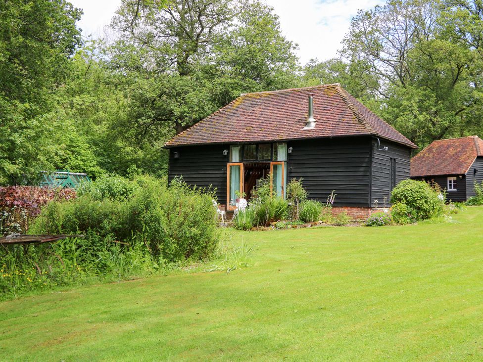 A building with a garden at Petworth Barn in Petworth