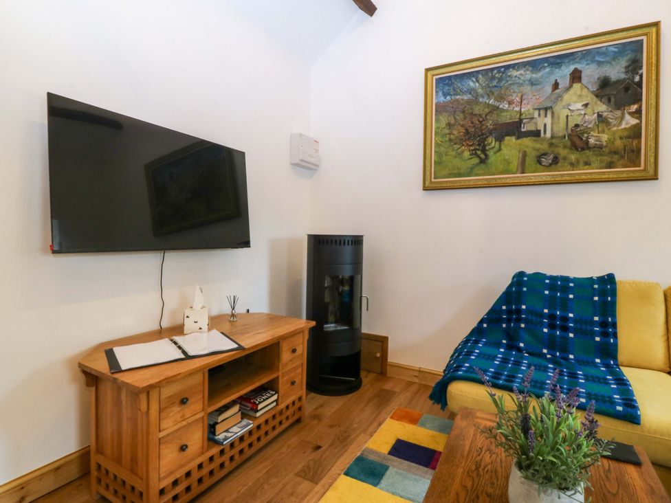 A living room with a television and a coffee table at Ty Loti
