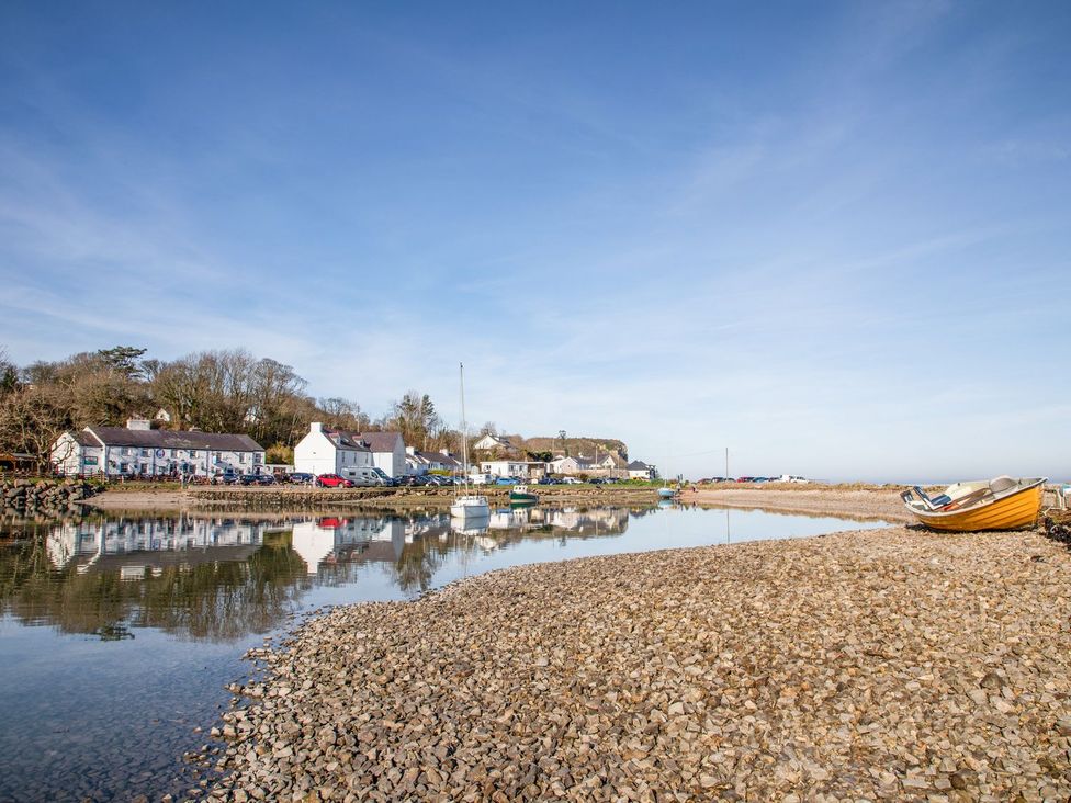 A coastal view with houses and boats at Bryn Llifon in Pentraeth