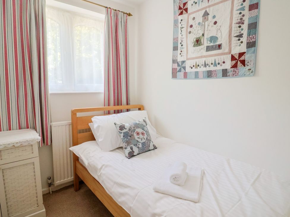 A bedroom with a single bed and quilt at Seaview in Lyme Regis