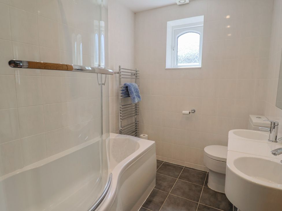 A bathroom with a bathtub, toilet, and sink at Seaview in Lyme Regis