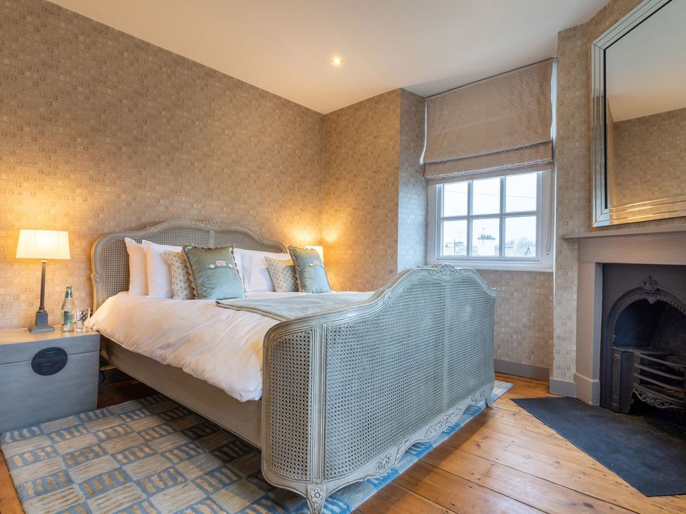 A bedroom with a bed and lamp at Prospect House in Windermere
