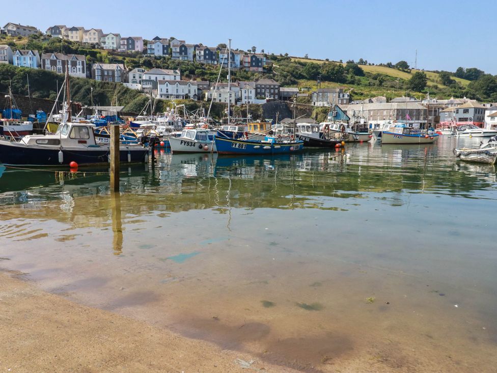 A harbor with boats and houses at Stones Throw in Mevagissey