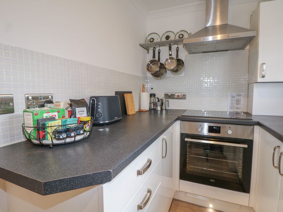 A kitchen with an oven and toaster at Foreshore in Deal