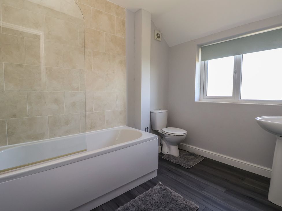 A bathroom with a bathtub, toilet, and sink at Sea View in Scarborough