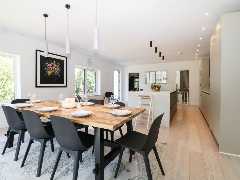 A dining area with a table and chairs at Cree Cottage 
