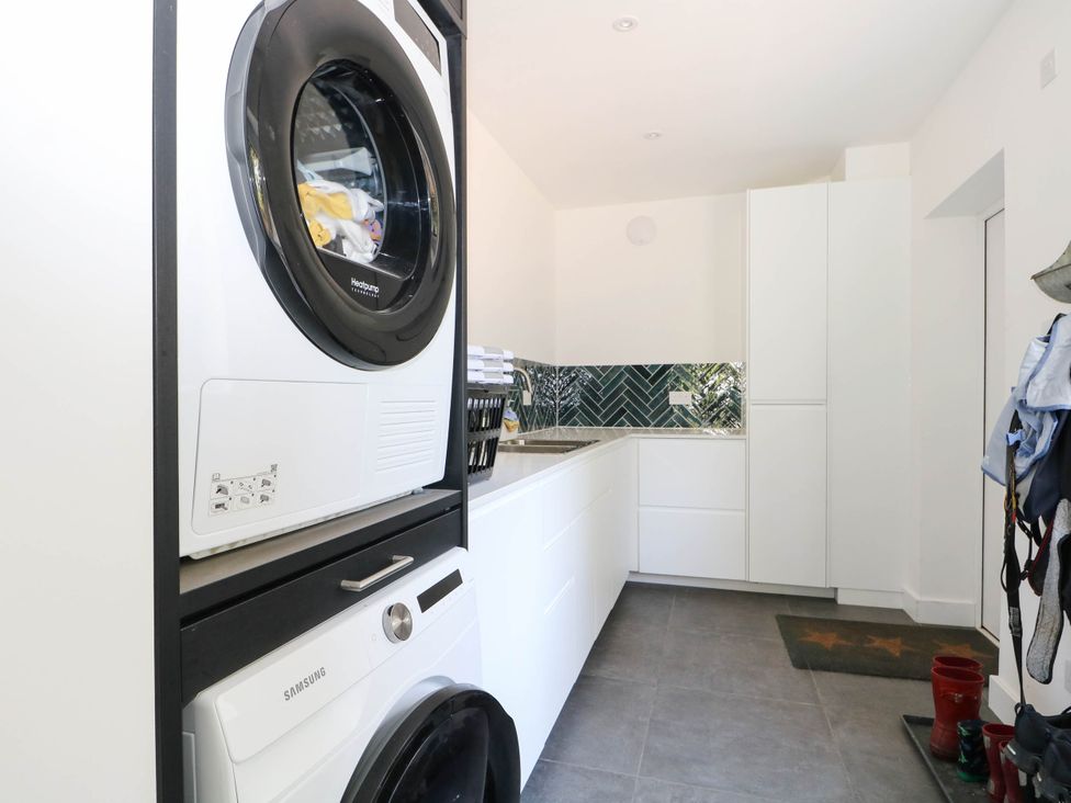 A laundry room with a washing machine and dryer at Cree Cottage