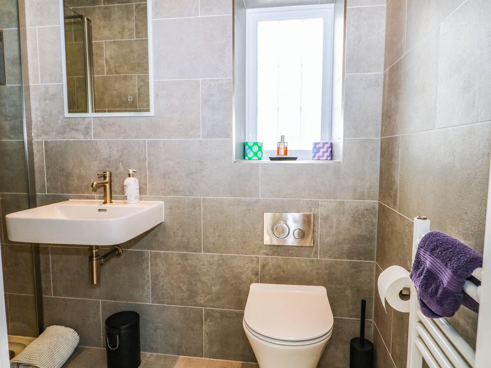 A bathroom with a sink, toilet, and shower at Cree Cottage