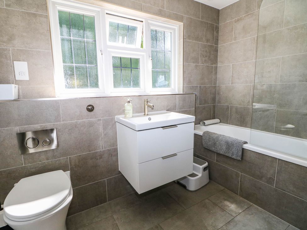 A bathroom with a sink, bathtub, and toilet at Cree Cottage