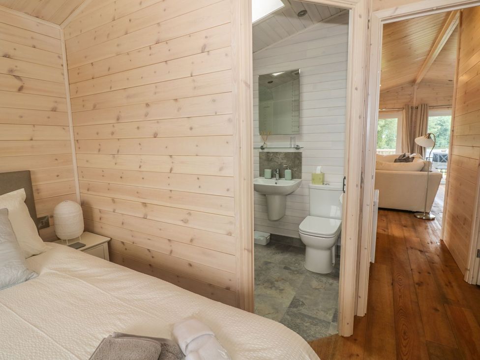 A bedroom with a bed and adjoining bathroom at Mallard in Ross-on-Wye