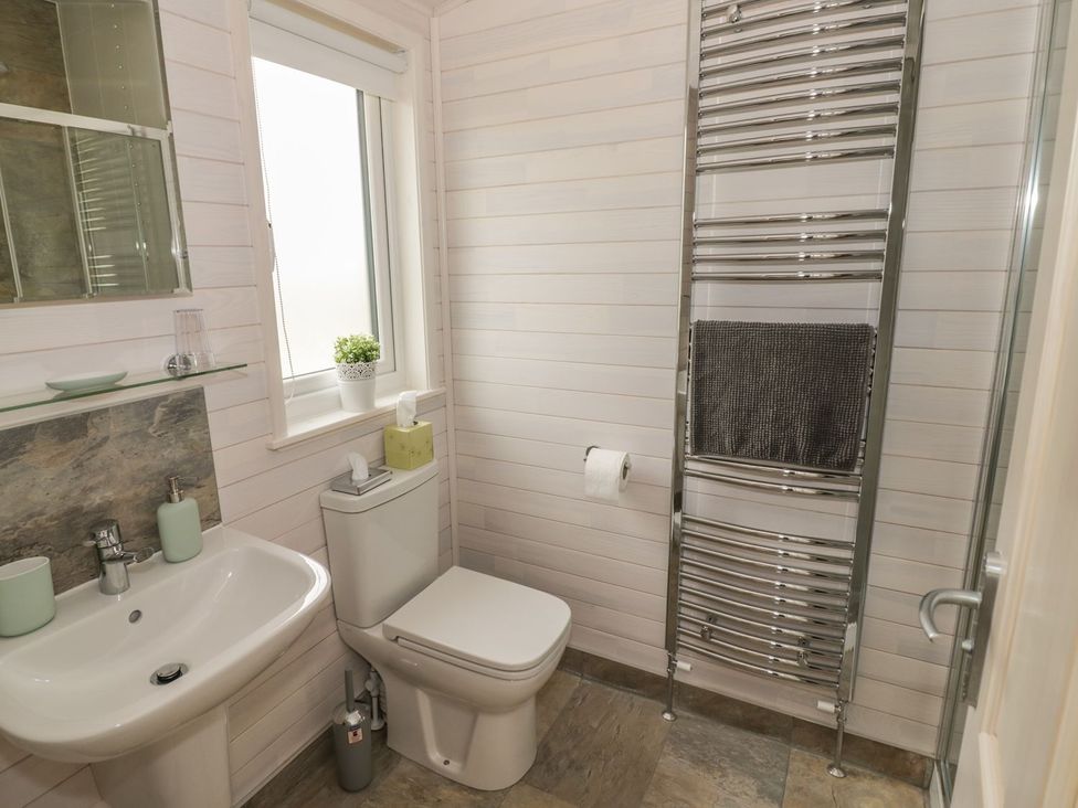 A bathroom with sink and toilet at Mallard in Ross-on-Wye