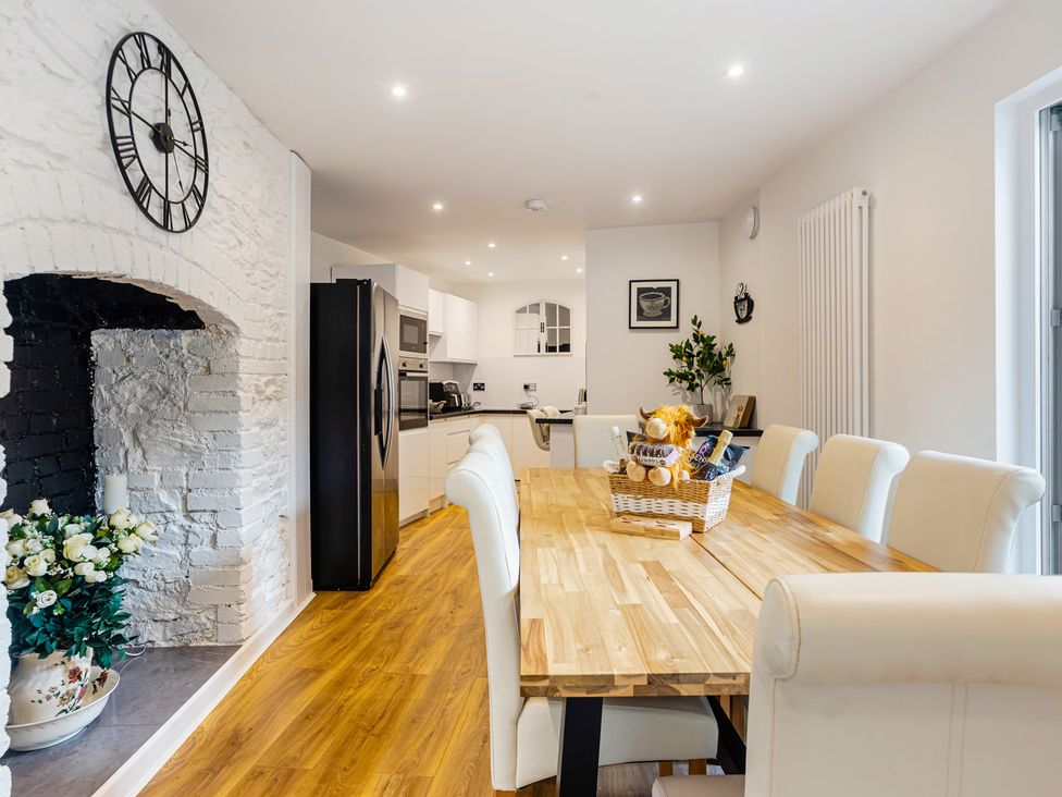 A dining room with a table and chairs at Palm Villa in Torquay