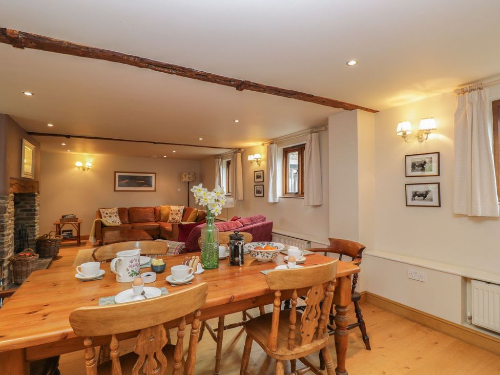 A dining room with a table and chairs at The Old Barn in Hereford