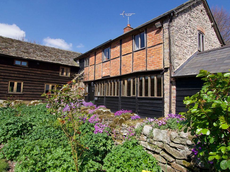 A house with a garden and flowers at The Granary in Hereford