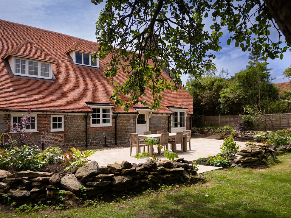 A garden with a patio set at Ambersham House in Midhurst