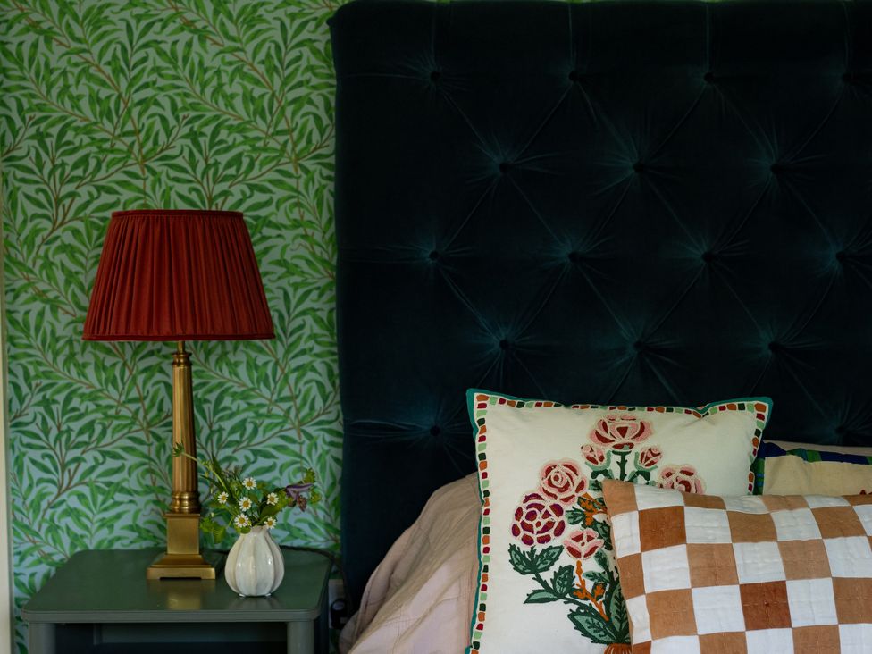 A bedroom with a bed and decorative pillows at Costers Lodge in Midhurst