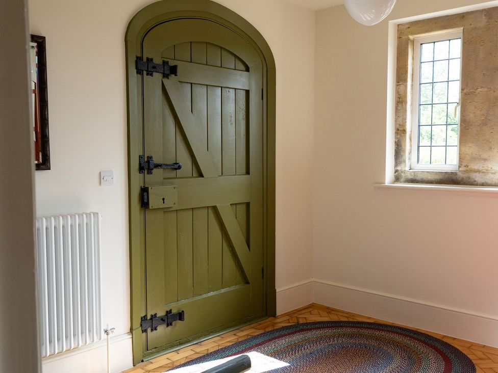 An entryway with a green door and a window at Costers Lodge in Midhurst
