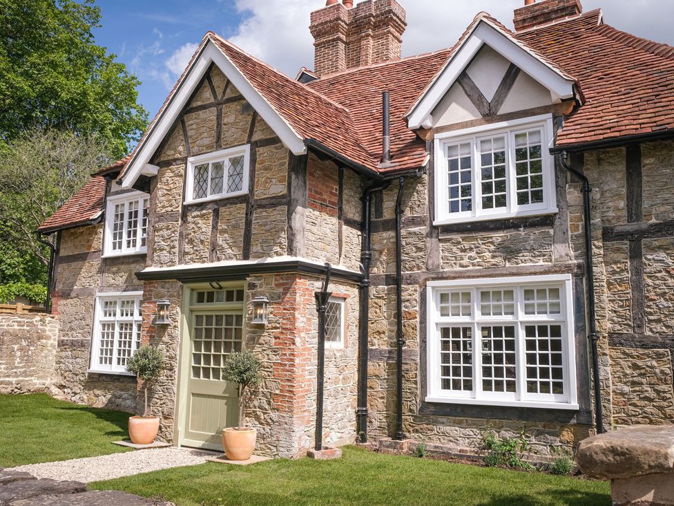 An exterior view of a house with a garden at Challens Yarde in Midhurst