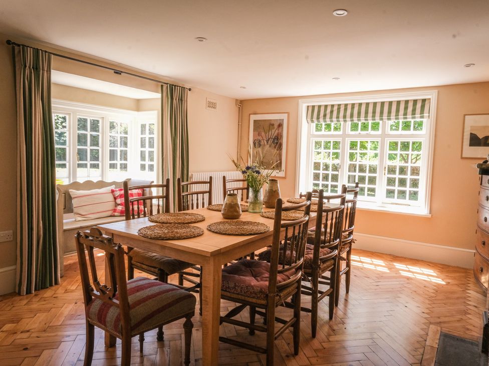 A dining room with a table and chairs at Challens Yarde in Midhurst