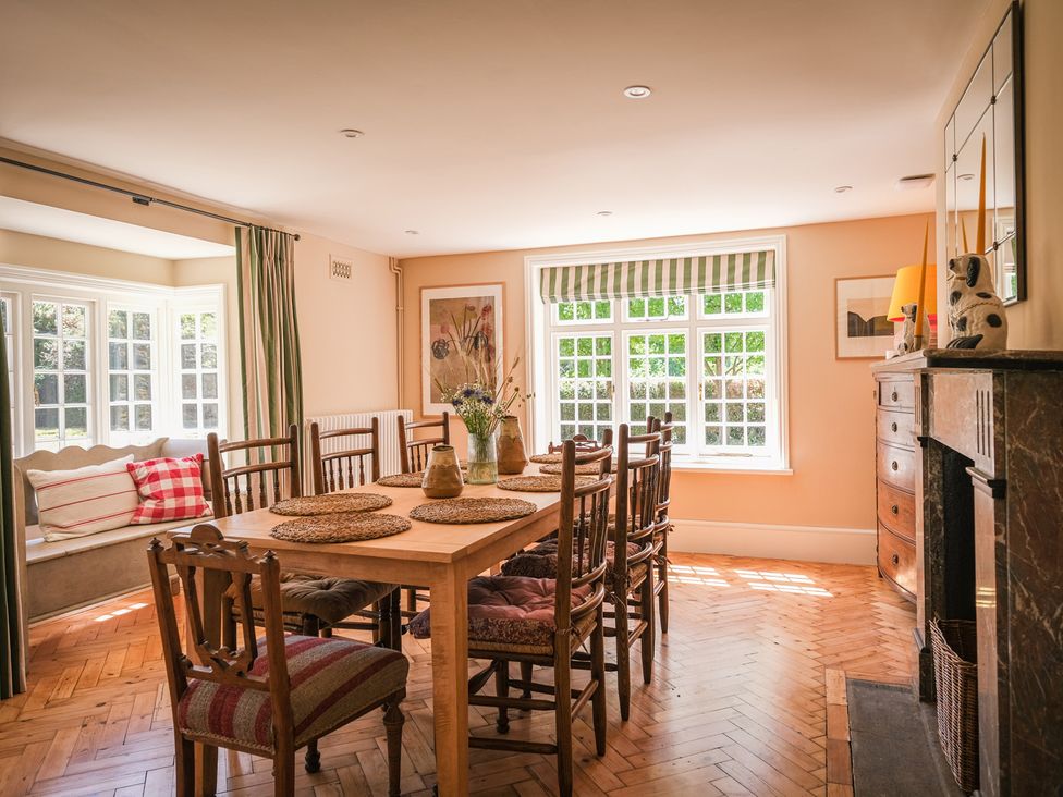 A dining room with a table and chairs at Challens Yarde in Midhurst