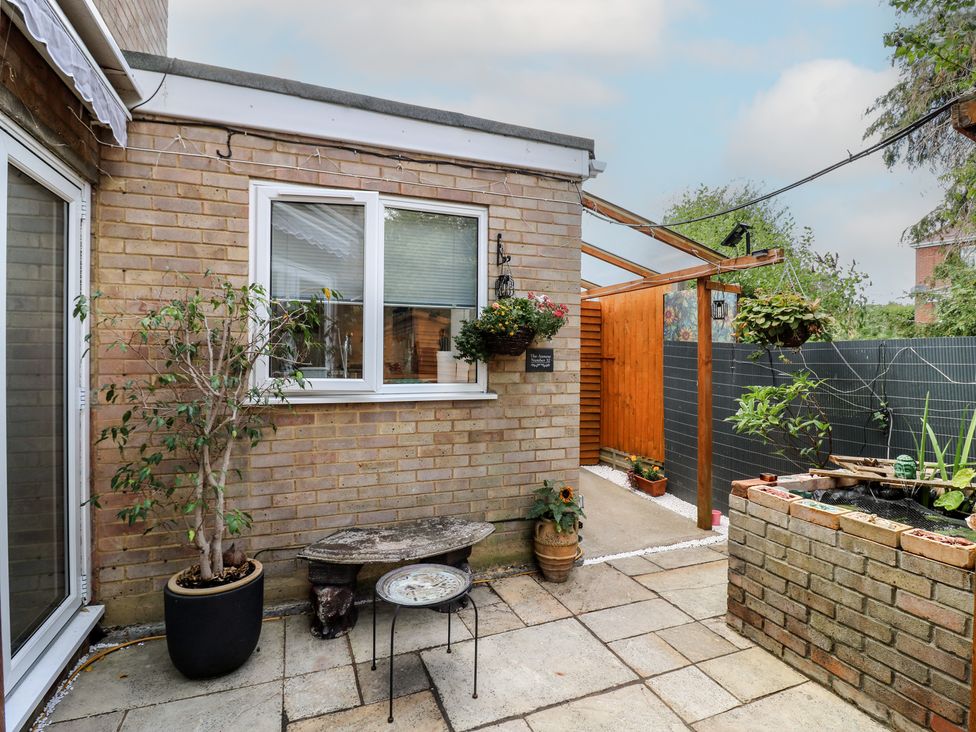 A garden with plants and a bench at Oakwood Annexe Colchester