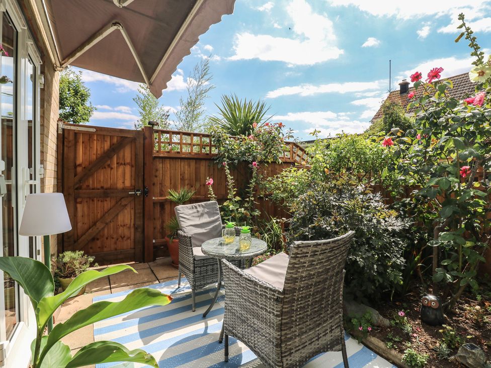 A garden with seating and plants at Oakwood Annexe in Colchester