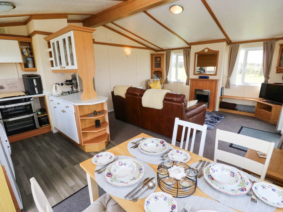 A living room with a kitchen and dining area at Lodge in High Peak