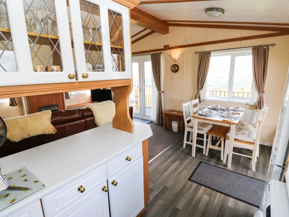 A dining room with a table and chairs at Lodge in High Peak