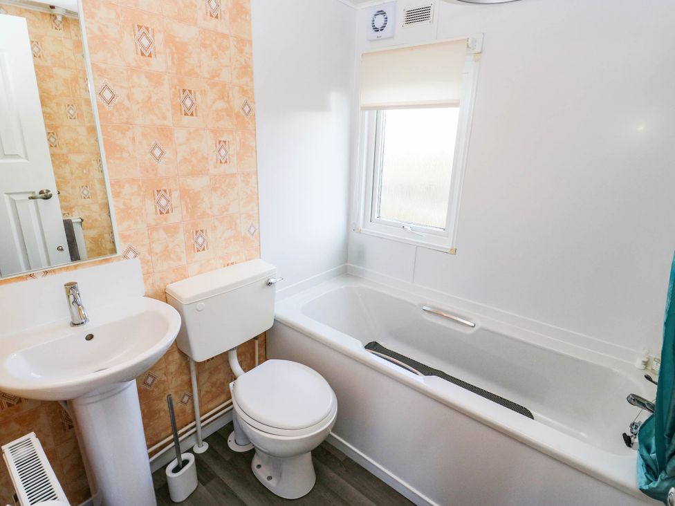 A bathroom with a sink, toilet, and bathtub at Lodge in High Peak