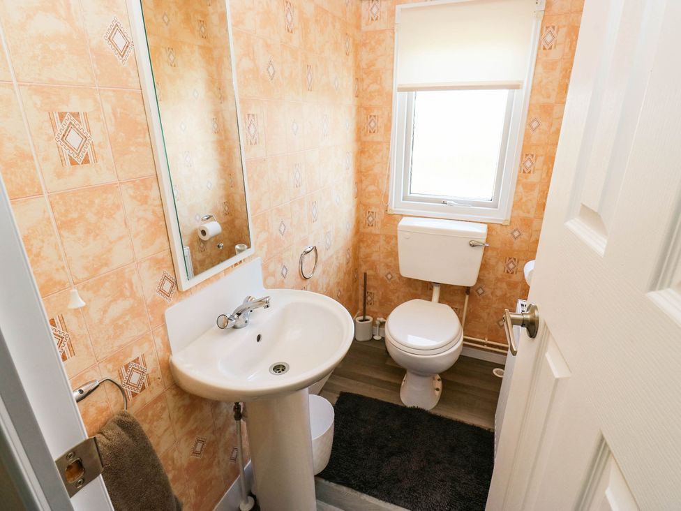 A bathroom with a sink and toilet at Lodge in High Peak