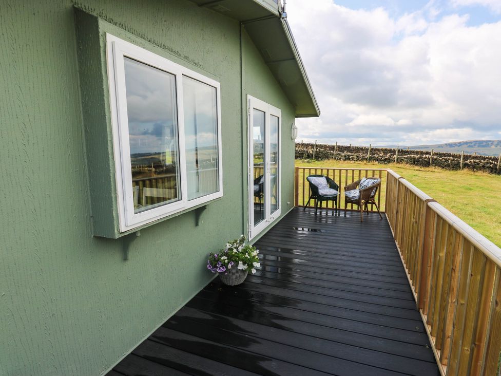 A deck with chairs and plant at Lodge in High Peak