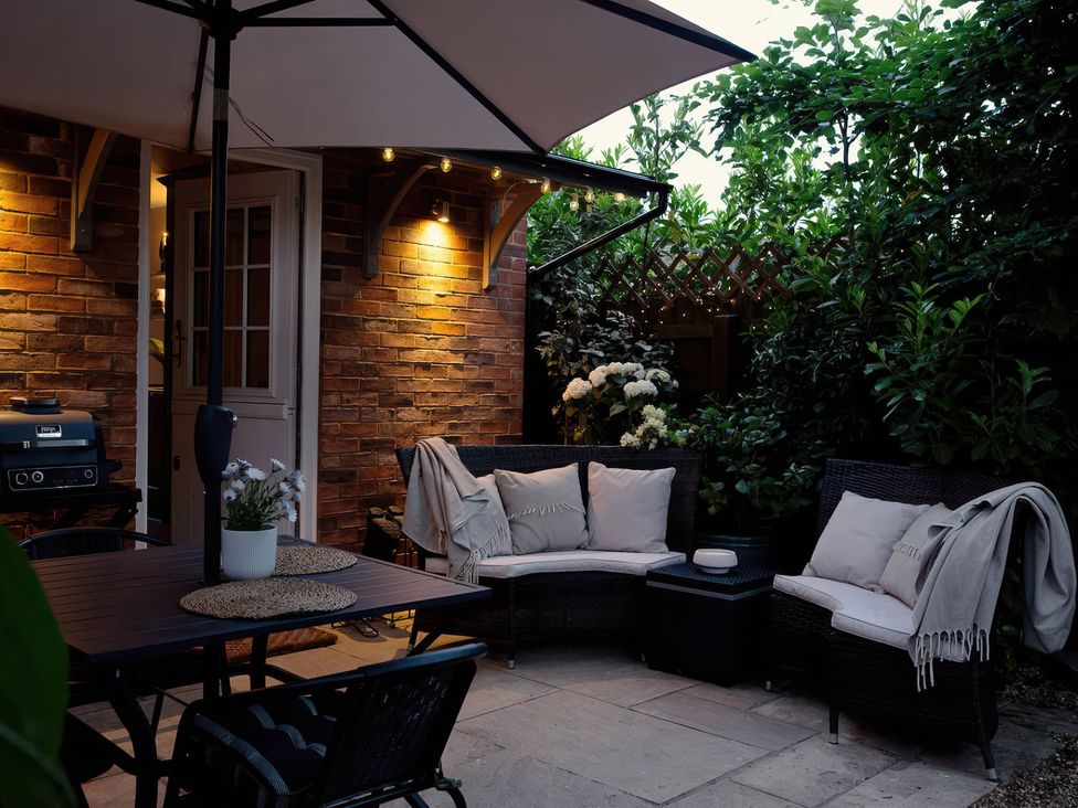 A garden with furniture and plants at TBC 
