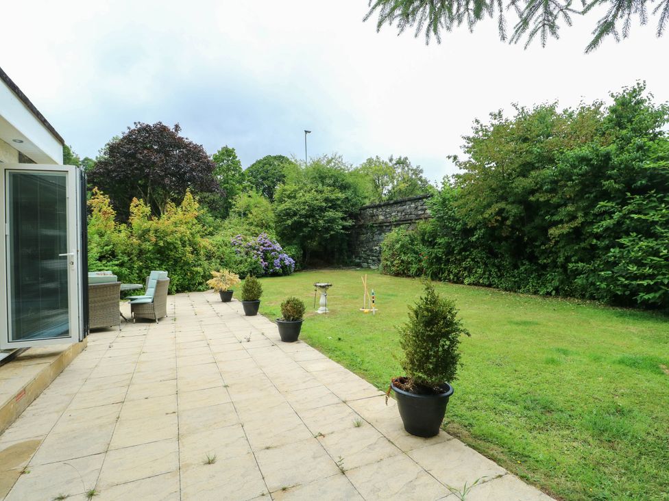 A garden with paving stones and outdoor furniture at Dyffryn in Betws-Y-Coed