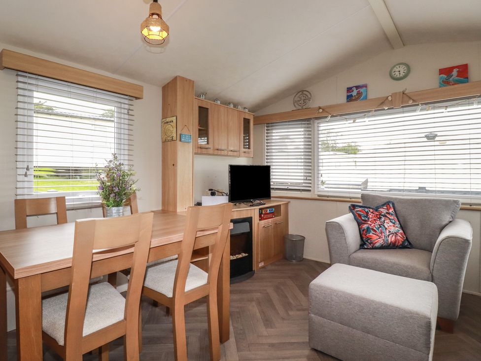 A dining room with a table and chairs at Tucked Away in Newquay