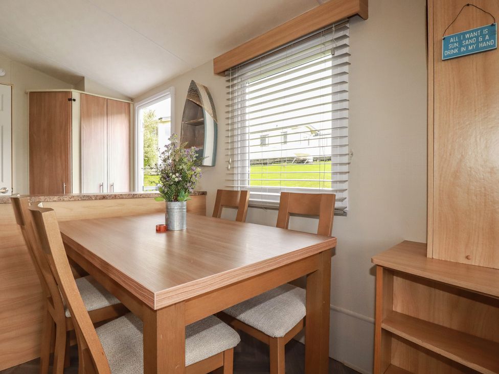 A dining room with a table and chairs at Tucked Away in Newquay