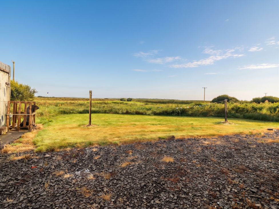 A garden area with grass and gravel at Golf Club View, County Clare