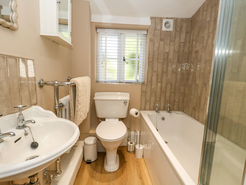 A bathroom with sink, toilet and bathtub at Little Wickers in Corfe Castle