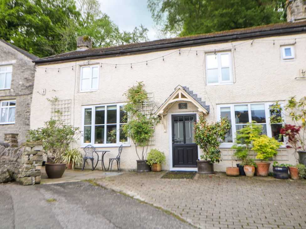 A house with garden features at Bargate Cottage in Hope Valley