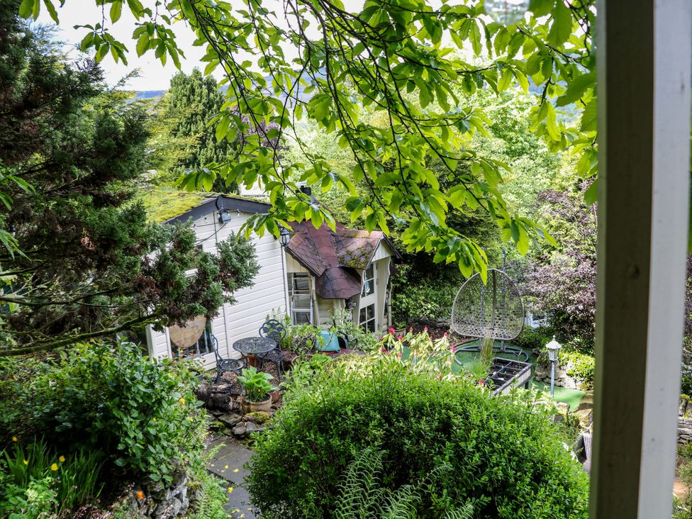 A garden with a shed and seating area at Bargate Cottage, Hope Valley