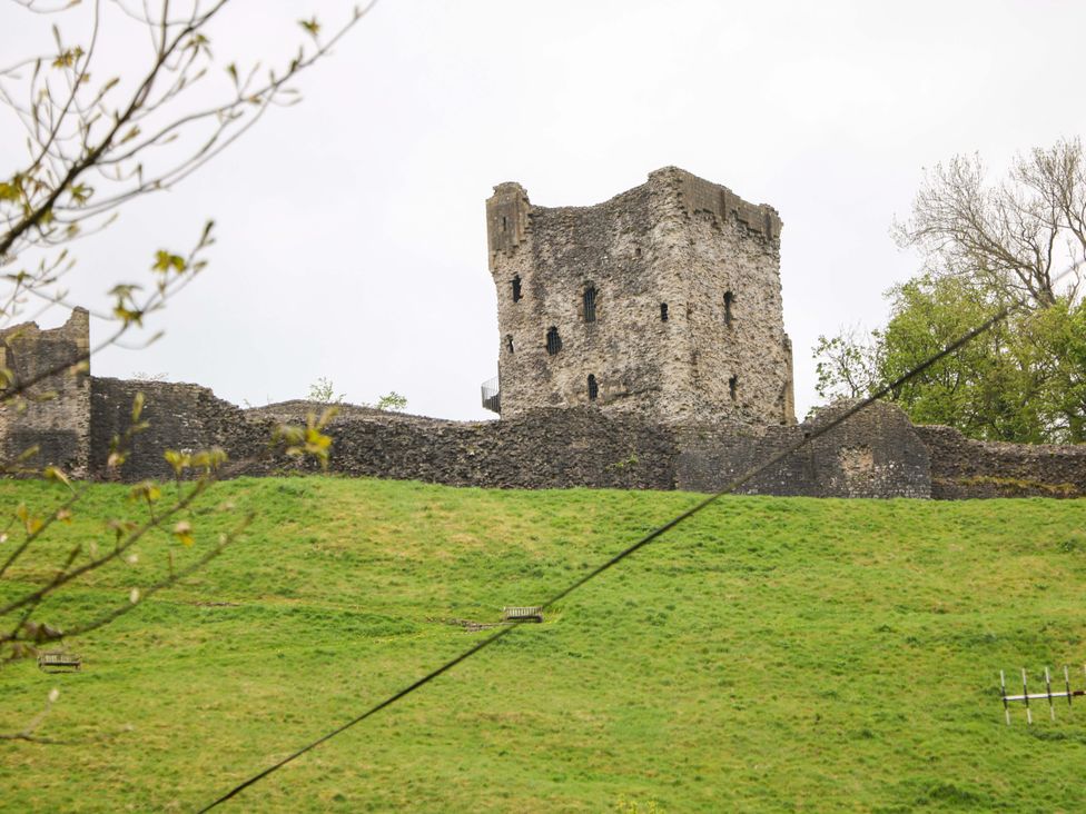A castle ruin on a grassy hill at Bargate Cottage in Hope Valley