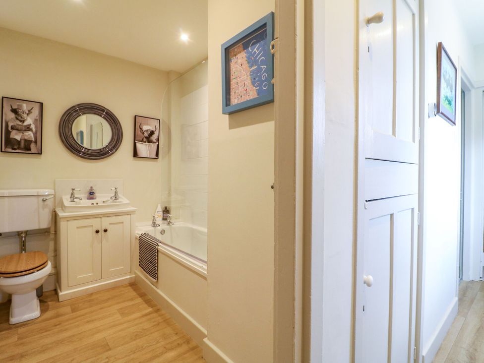A bathroom featuring a sink, toilet, and bathtub at The Stable Flat 